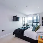 Stylish Centre 2 Bed With Balcony شقة *