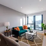 Stylish Centre 2 Bed With Balcony شقة