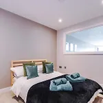 شقة Stylish Centre 2 Bed With Balcony *