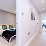 Stylish Centre 2 Bed With Balcony * ليدز