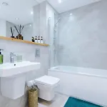 Stylish Centre 2 Bed With Balcony شقة