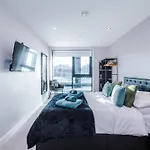 Stylish Centre 2 Bed With Balcony * ليدز