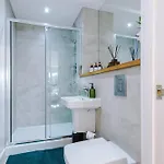 Stylish Centre 2 Bed With Balcony * ليدز
