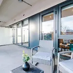 Stylish Centre 2 Bed With Balcony *