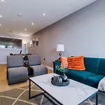 شقة Stylish Centre 2 Bed With Balcony