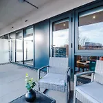 Stylish Centre 2 Bed With Balcony * ليدز