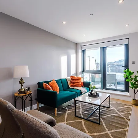 Stylish Centre 2 Bed With Balcony Apartmán