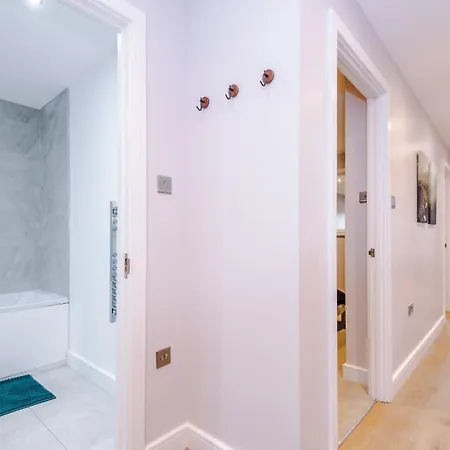 Stylish Centre 2 Bed With Balcony