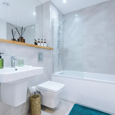 Stylish Centre 2 Bed With Balcony Apartmán