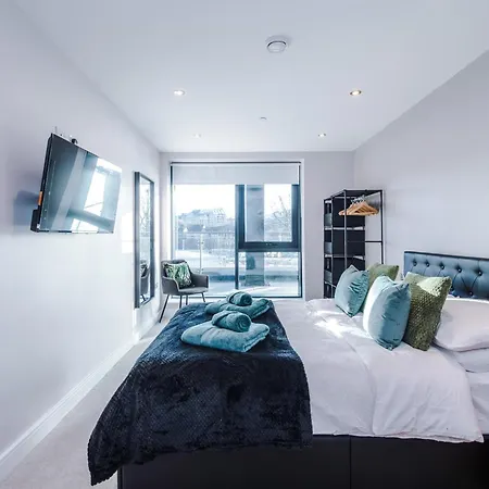 Stylish Centre 2 Bed With Balcony * Leeds (West Yorkshire)