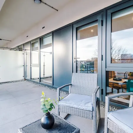 Stylish Centre 2 Bed With Balcony *