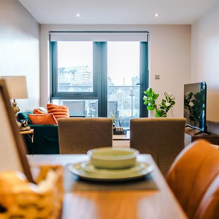 Stylish Centre 2 Bed With Balcony