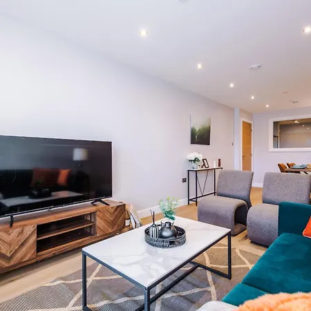 Stylish Centre 2 Bed With Balcony Apartmán *