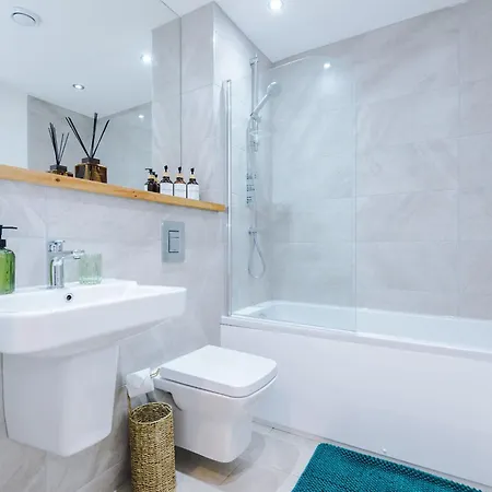Stylish Centre 2 Bed With Balcony