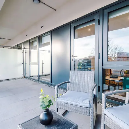 Stylish Centre 2 Bed With Balcony