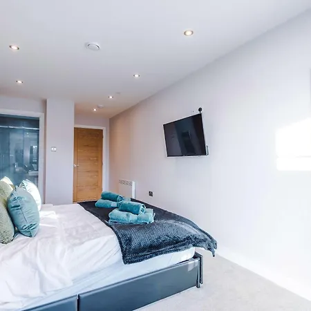 Stylish Centre 2 Bed With Balcony *