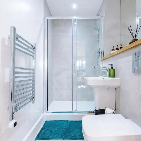 Stylish Centre 2 Bed With Balcony Leeds (West Yorkshire)