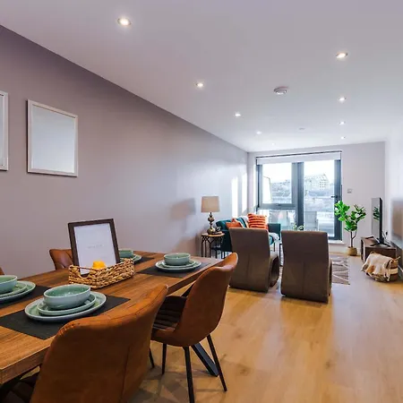 Stylish Centre 2 Bed With Balcony Apartmán *