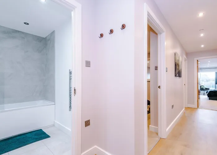 Stylish Centre 2 Bed With Balcony