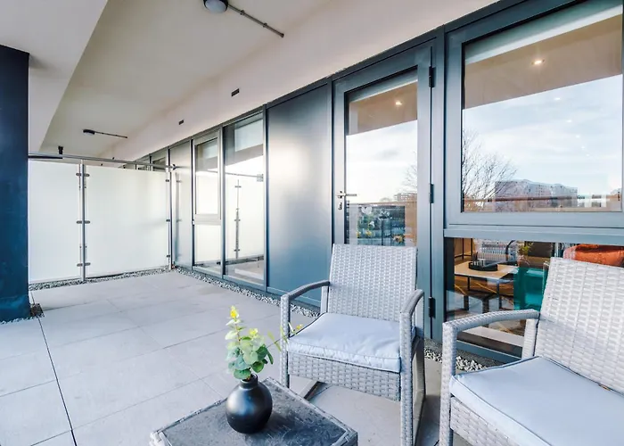 Stylish Centre 2 Bed With Balcony *