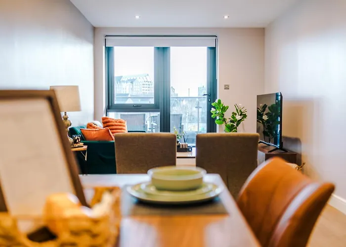 Stylish Centre 2 Bed With Balcony